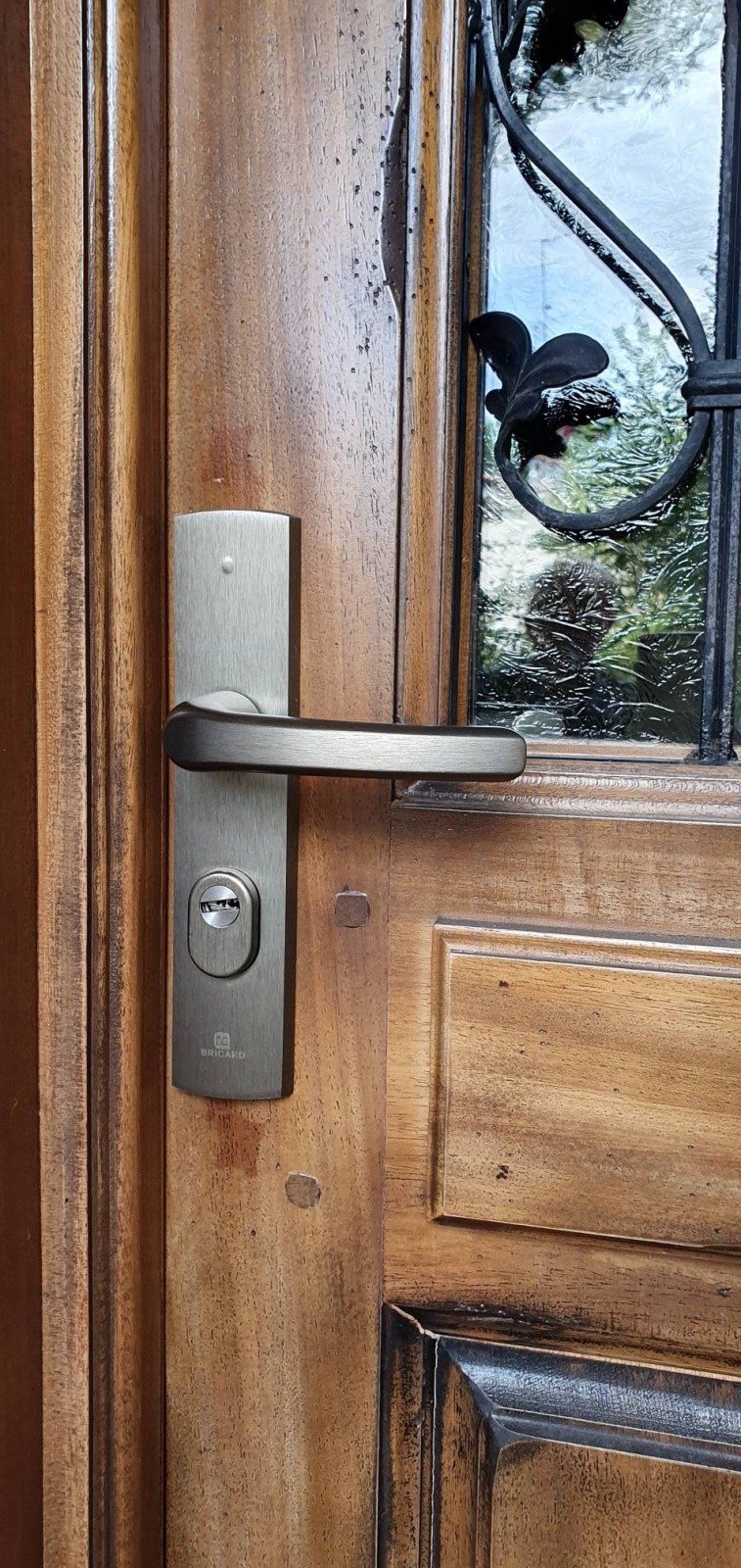 Serrurier pour sécurisation de porte , pose de poignée blindée et d'un cylindre de sécurité dans le secteur de ISTRES  , bouche du Rhône