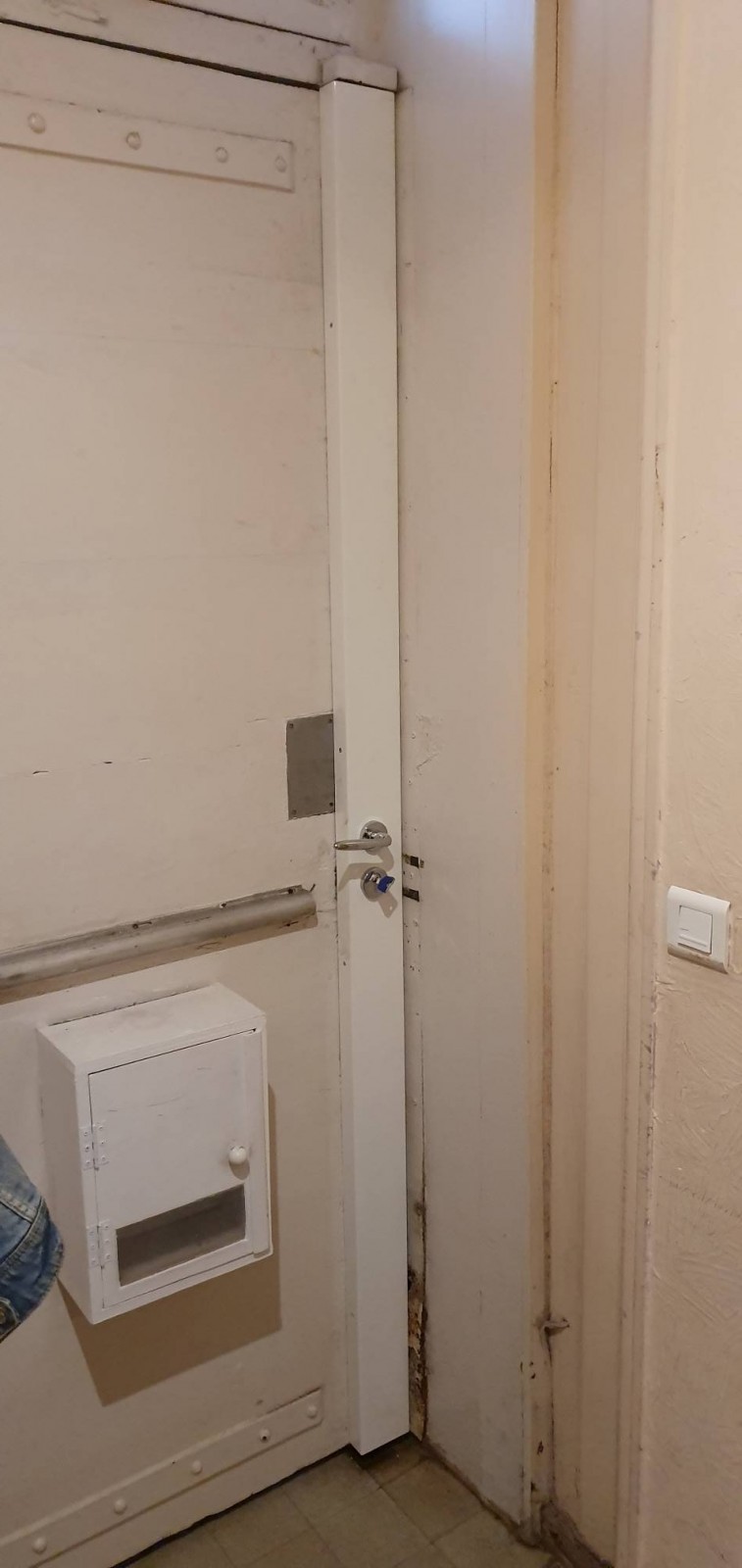 installation d'une SERRURE MULTIPOINTS  avec nez blindée et cle sécurisée en applique sur la commune de MARTIGUES  dans les  BOUCHES DU RHÔNE.