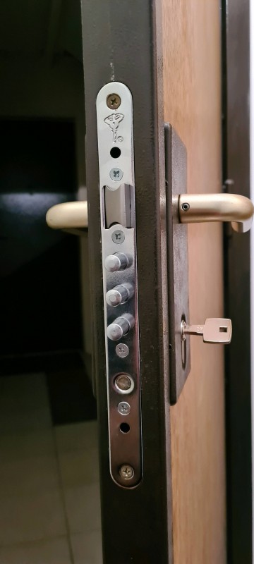 Remplacement serrure de porte blindée.