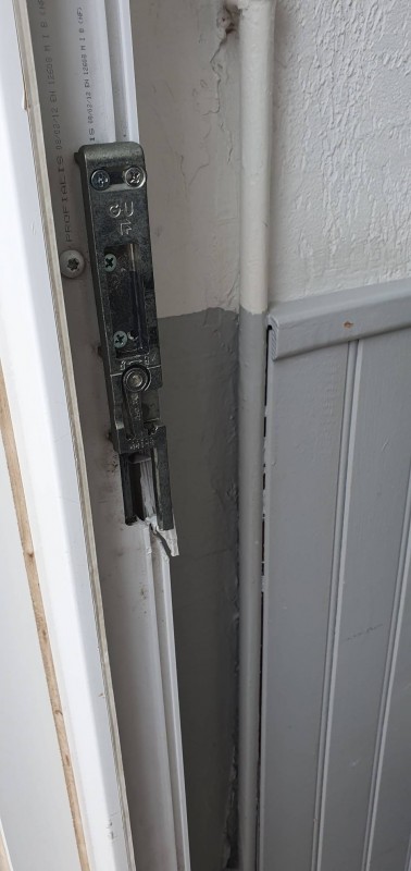 SÉCURISATION  de porte,  suite à tentative de CAMBRIOLAGE  dans la région de MARTIGUES  , dans les BOUCHES  DU  RHÔNE.