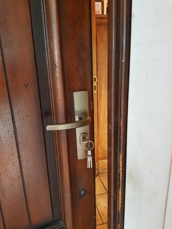 Serrurier pour pose de poignées blindées Bricard et Héraclès pour protéger le cylindre de la porte d'entrée , région de Berre