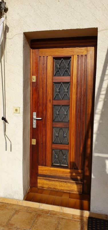 Serrurier pour installation d'une poignée blindée et d'un jeu de verrous à Saint Mitre les Remparts