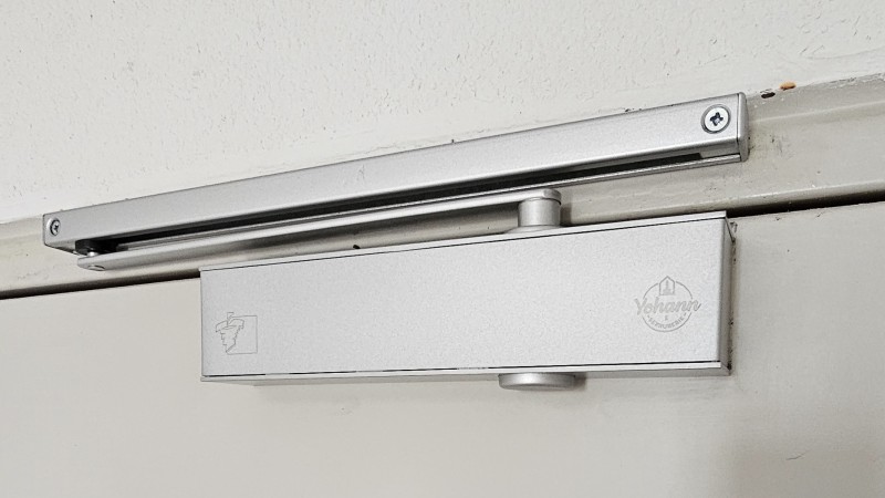 porte coupe feu = ferme porte coupe feu